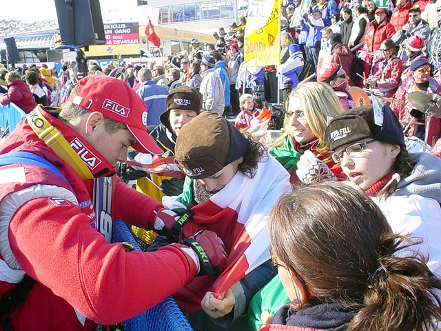 Fill firma autografi ai suoi tifosi