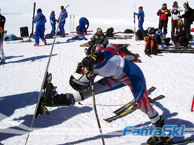 Stretching in partenza per la Zahrobska: l’atleta della Repubblica Ceca vincerà entrambi i giganti al Tonale