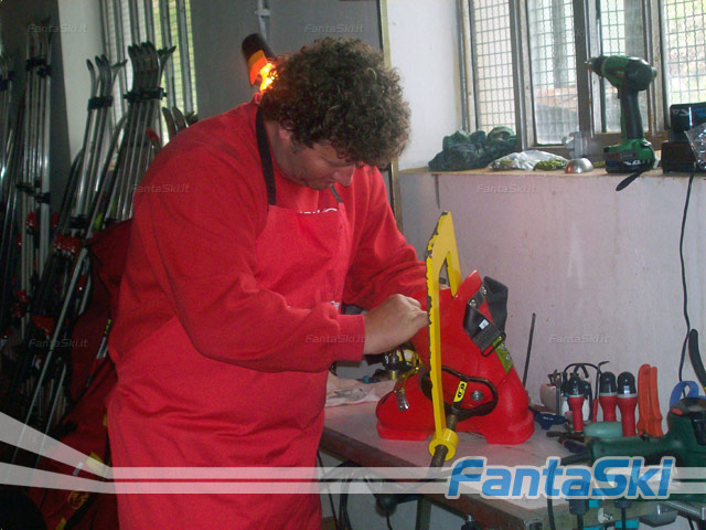 Il tecnico della Salomon si appresta a modellare gli attrezzi di Simoncelli