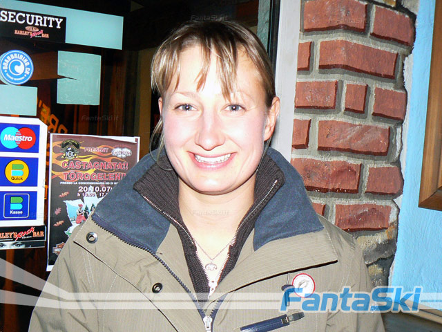 Tanja Poutiainen fa il suo ingresso al pub, pronta a festeggiare