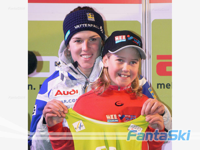 Maria Pietilae Holmer posa con la bambina dello SciClub Lienz