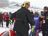 Ultimi ritocchi dello skiman sugli sci di Hermann