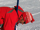 Max Carca aggiusta un palo snodato da slalom speciale