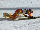 Thomas Grandi bacia la neve del suo primo trionfo