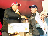 la premiazione serale in piazza a Chamonix del podio della libera