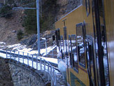 Il trenino risale le montagne in direzione Wengen