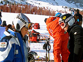 Sabrina Fanchini con la giacca blu del comitato alpi centrali e la sorella Elena