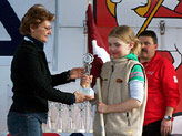 Silvana premia una giovane promessa dello sci alpino lettone