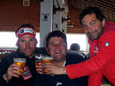 Iniziano i brindisi: Fred, Deflo e Gabriele sorseggiano la prima birra
