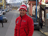 Giorgio Rocca passeggia nel centro di Ushuaia