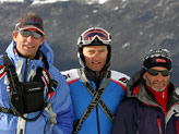 Il gigantista francese Joel Chenal tra un coach transalpino e il responsabile Severino Bottero: anche loro a Ushuaia