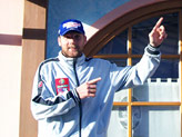 Omar Longhi davanti all’albergo di famiglia La Torretta al Tonale: il quartier generale degli allenamenti degli azzurri