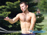 A Les2Alpes si può praticare qualunque sport: Simoncelli gioca a tennis