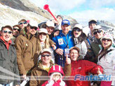 il guerriero del Passo Tonale Omar Longhi circondato dai fans