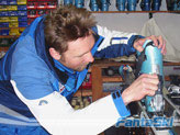 Omar Longhi sistema i suoi Lange nello skiroom di Amilcare al Tonale