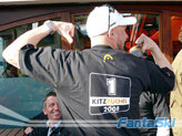 Marco Buechel con la maglietta realizzata da Head che celebra la vittoria a Kitz