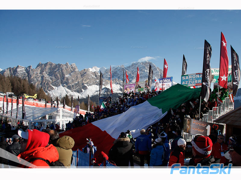 il parterre si riempe, domina il tricolore
