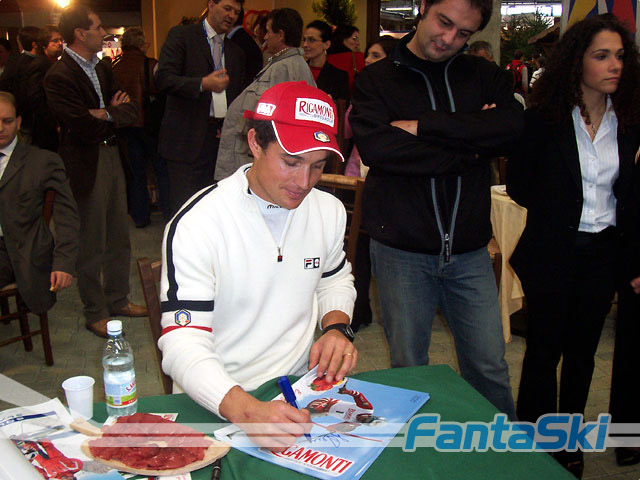 Giorgione Rocca firma autografi allo stand di Rigamonti