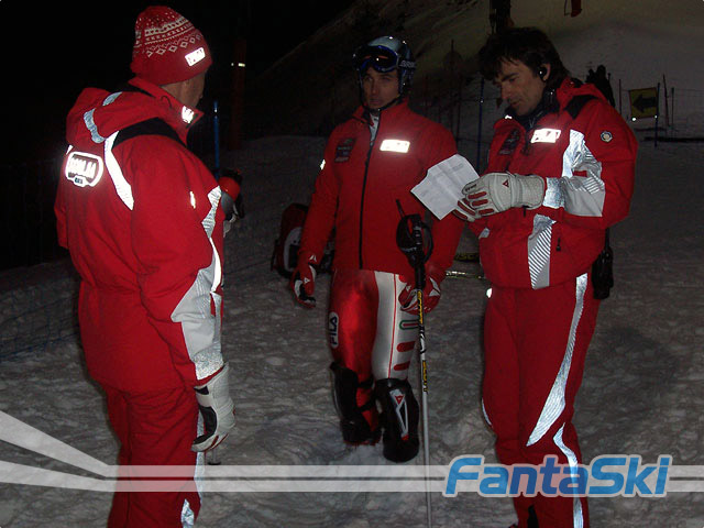 Giorgione aspetta paziente con gli scarponi nella neve!