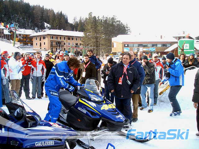 Valentino Rossi scalda il motore della sua Yamaha da neve