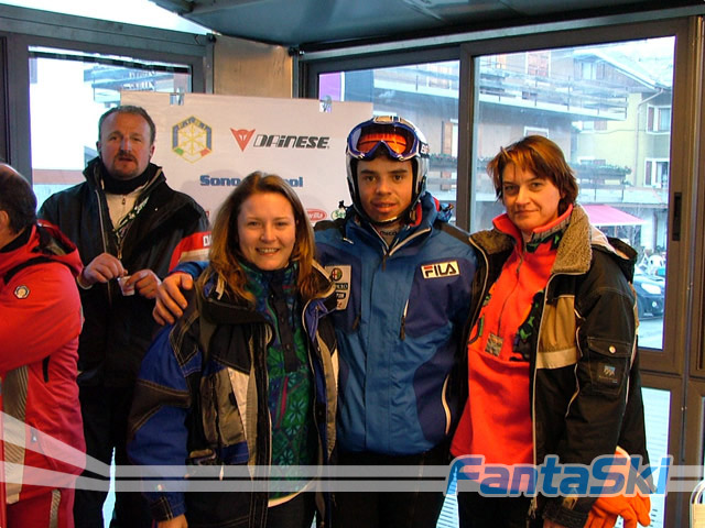 Peter Fill con le sue tifose sul motorhome Dainese