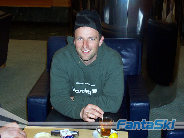 Il norvegese Tom Stiansen si rilassa sorseggiando un te...