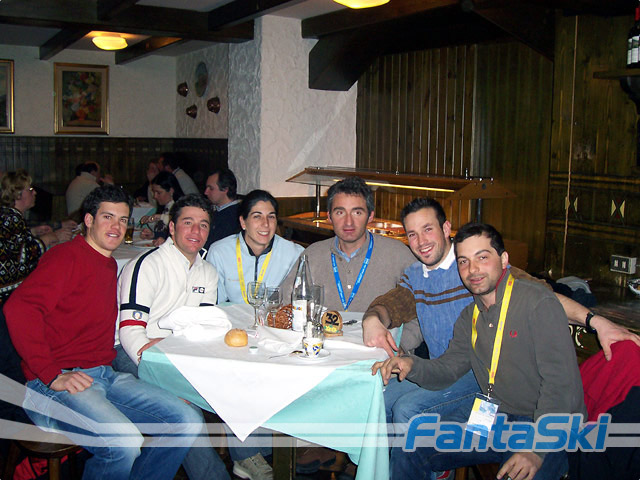 Metti una cena a Tarvisio: (da sini.) Luca Tiezza, Luca Moretti, Marina Sargiani, Marco Sargiani coordinatore del Rocca Fan club, Cristian Deville e Alitalia