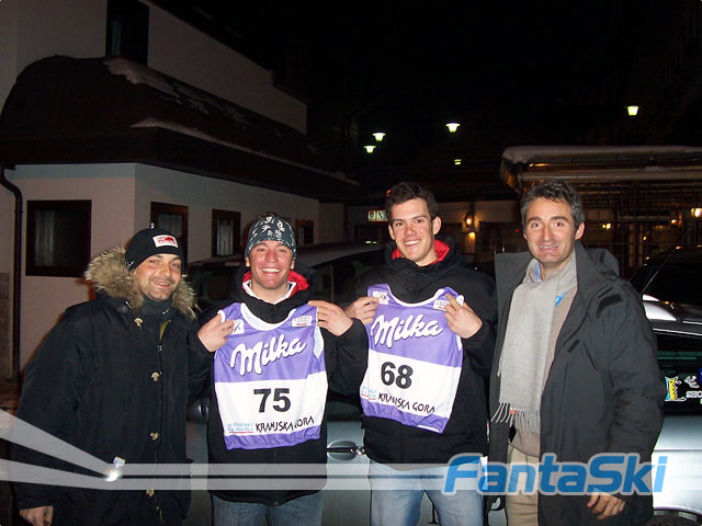 Alitalia e Marco Sargiani con Luca Moretti e Luca Tiezza che mostrano i pettorali dello slalom