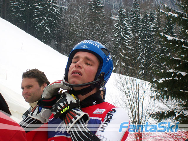 L’austriaco Bennj Raich si allaccia il casco pochi istanti prima di partire