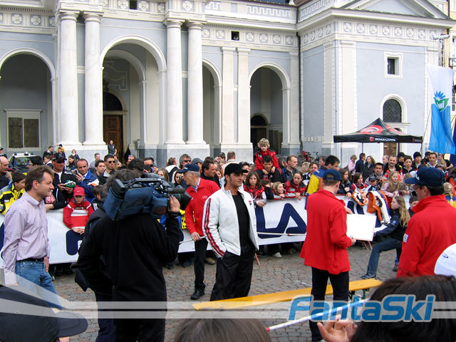 Alberto Tomba presiede le gare di tiro alla fune