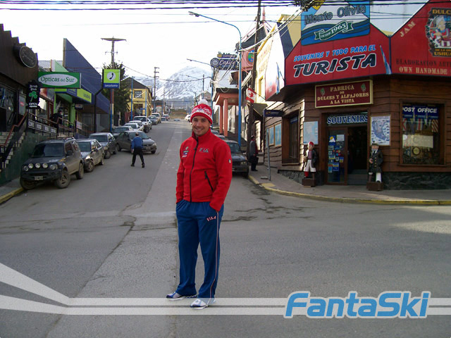 Giorgio Rocca passeggia nel centro di Ushuaia