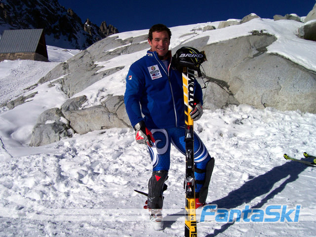 Giorgio Rocca posa con la nuova tuta Fila per le Olimpiadi