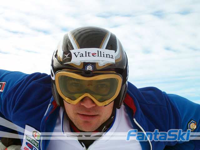 Bel primo piano di Giorgio Rocca con il nuovo sponsor, Valtellina