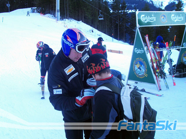 Bode Miller autografa la giacca di un giovane fan