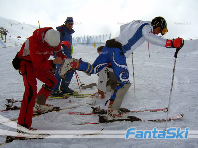 Reinhard Brugger pulisce dalla neve gli scarponi di Giorgione Rocca