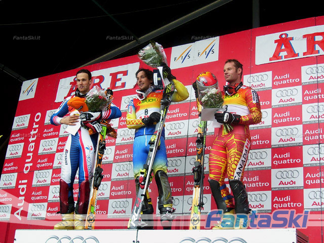 Il podio dello slalom maschile: lo svedese Markus Larsson tra Tissot e Grandi
