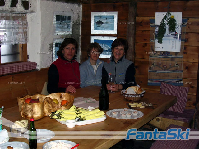 Tilde con amiche in una baita caratteristica di Pampeago
