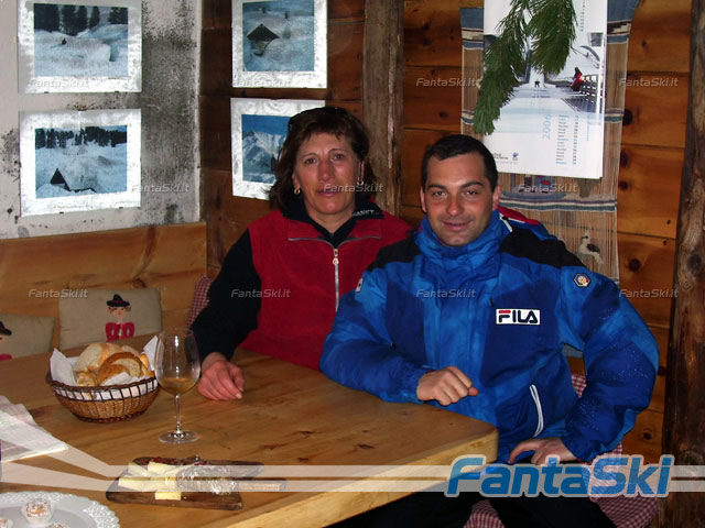 Gabriele con Tilde, la simpatica mamma del Deflo che gestisce un garnì a Tesero