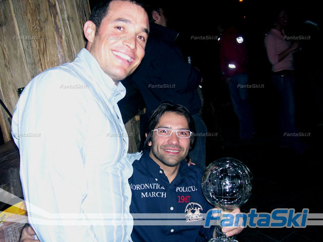 Rocca e un amico a Livigno con la coppa del mondo