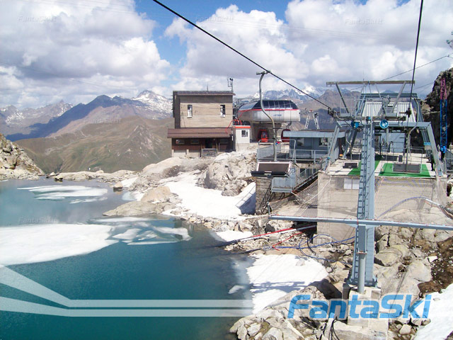 L’arrivo della telecabina Passo Tonale-Paradiso e la partenza della seggiovia Paradiso-Presena che sale in ghiacciaio