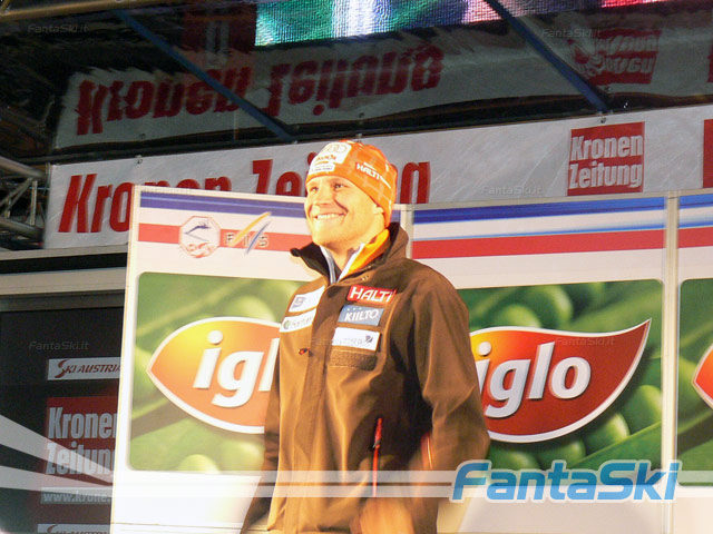 Sul palco sale anche Kalle Palander
