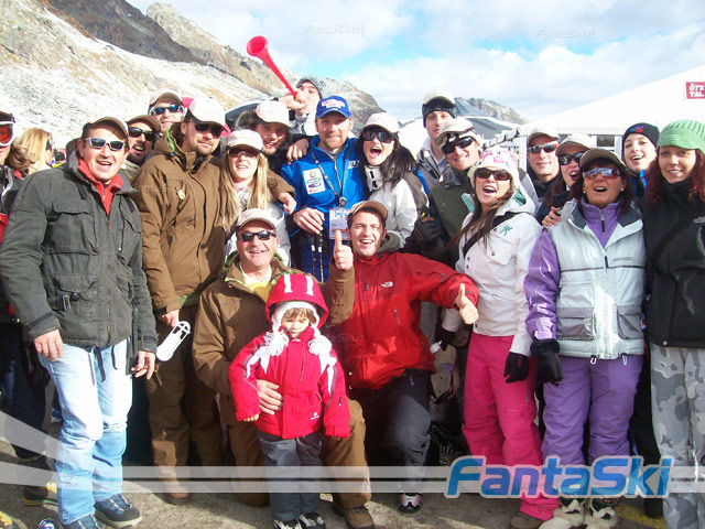 il guerriero del Passo Tonale Omar Longhi circondato dai fans