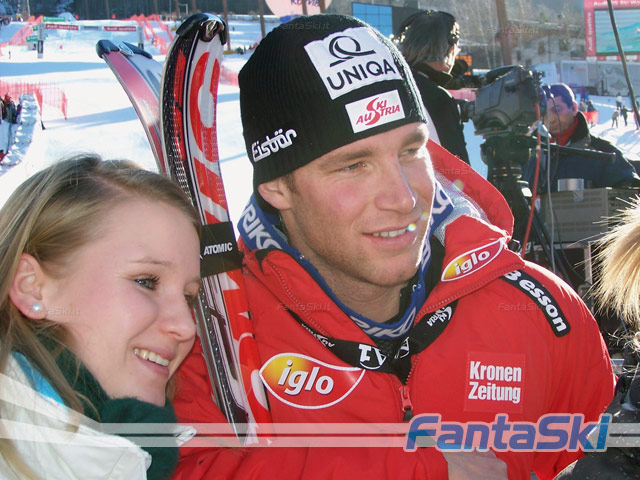 Benni Raich posa con le fan