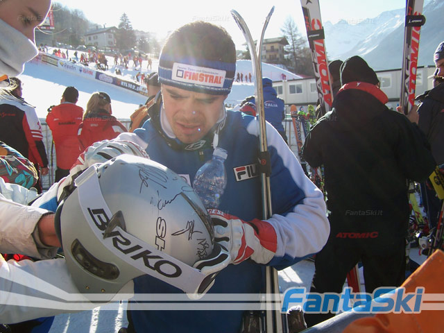 Peter Fill, sempre disponibile, firma un casco