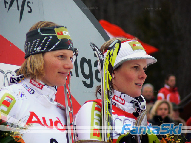 Marlies Schild e Nicole Hosp mentre risuona l'inno nazionale austriaco