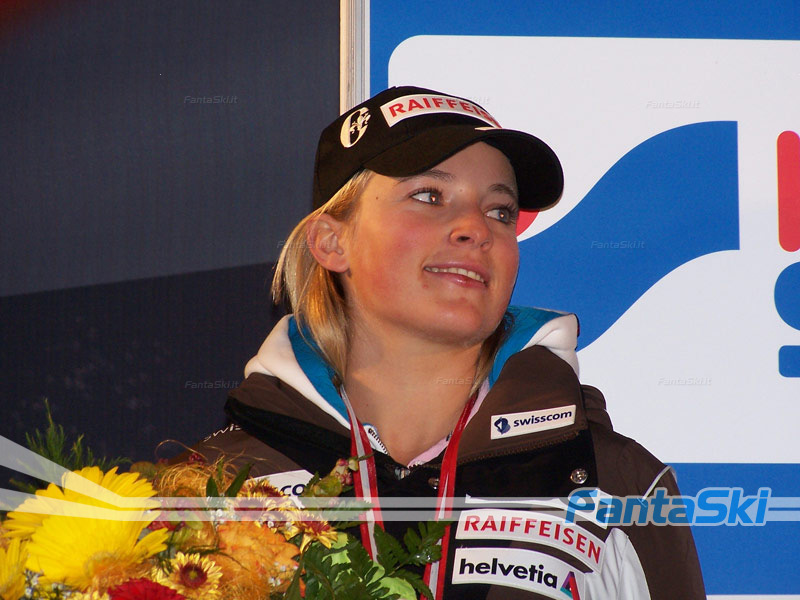 Lara Gut si gode il bel momento, fiori e medaglia