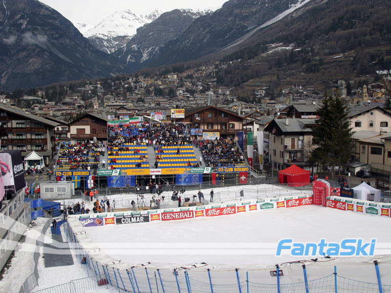 il parterre all'arrivo della Stelvio si anima per la gara
