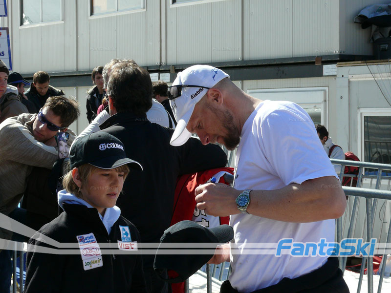 Marco Buechel firma autografi ai fan italiani