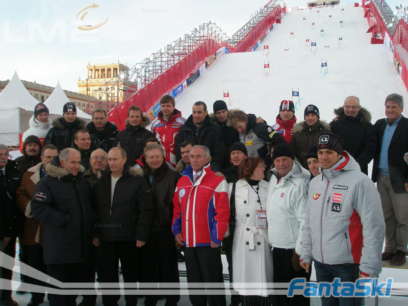atleti, tecnici e presidenti posano per ricordare l'evento