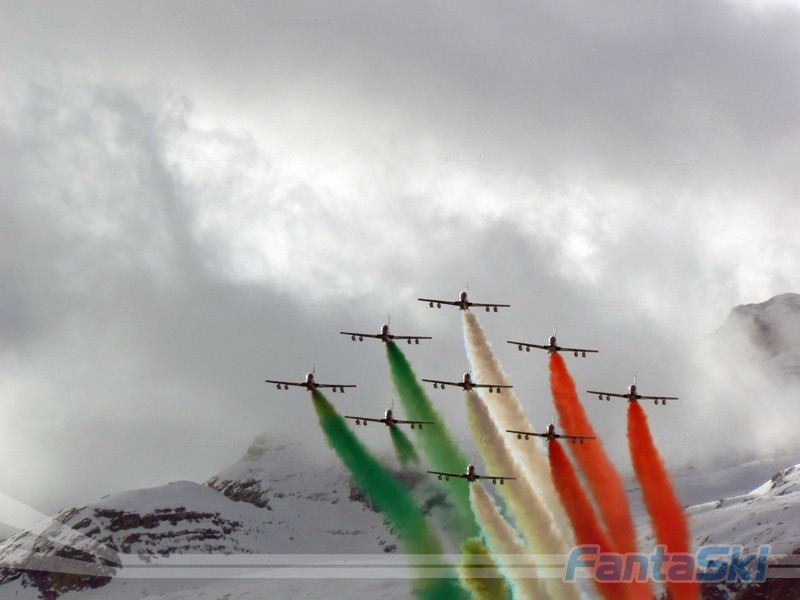 le frecce tricolori completano lo spettacolo